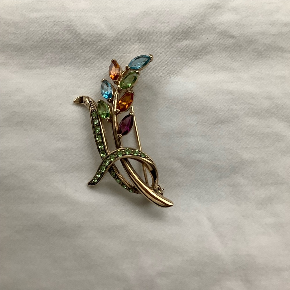 Multiple color stones brooch